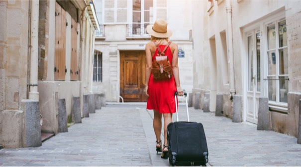 Mujer Paseando con una maleta en una ciudad