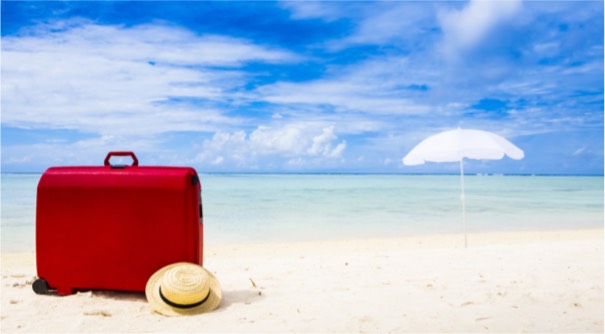 Playa con maleta roja