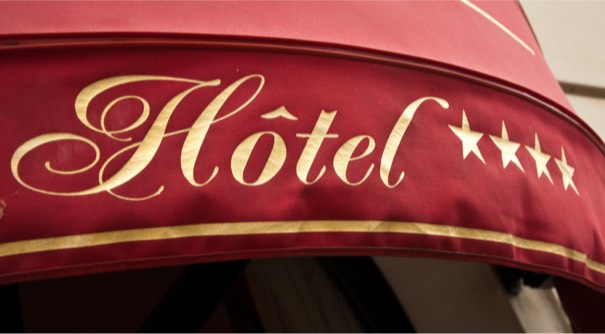 Letrero de tela roja de un hotel